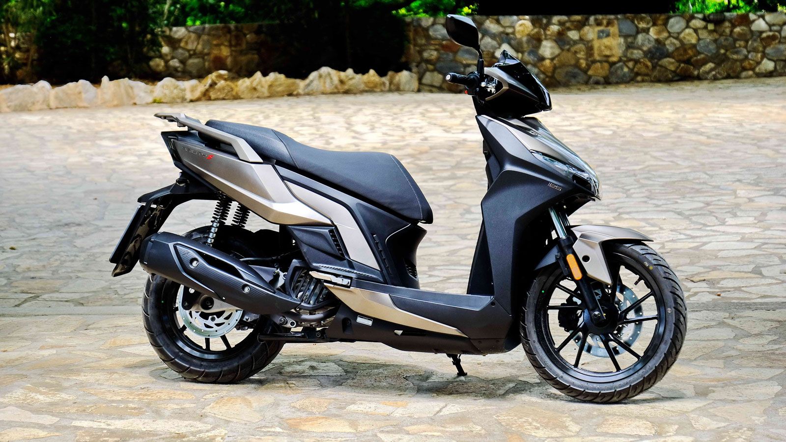 Συνδυάζει τροχούς 16 ιντσών μπροστά / 14 ιντσών πίσω ώστε να κρατά σταθερή γραμμή ακόμα και σε ανωμαλίες.