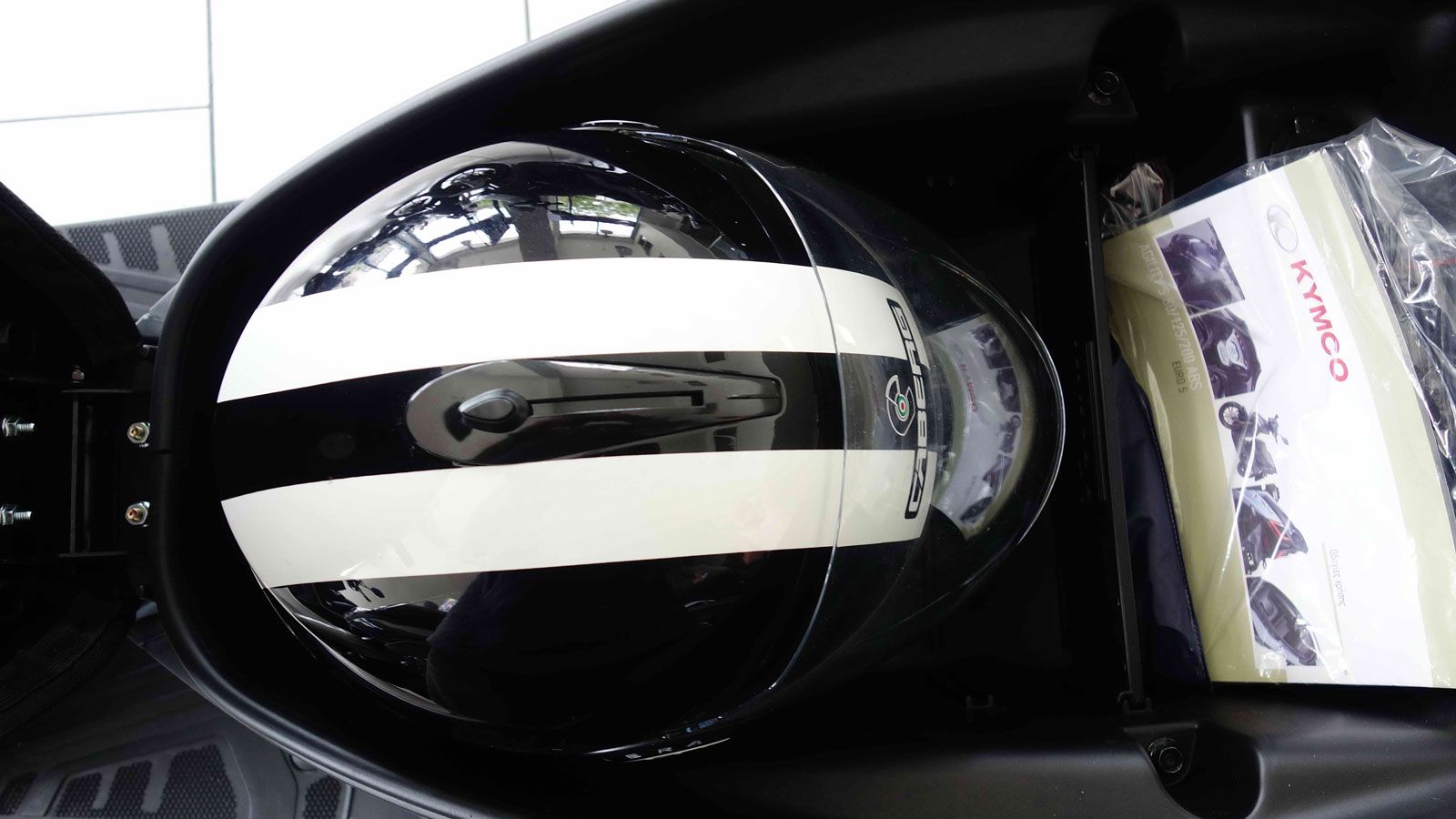 Αποθηκευτικός χώρος κάτω από τη σέλα για full face κράνος.