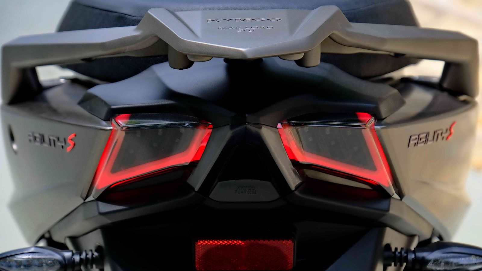 LED Φως πίσω με αιχμηρό σχεδιασμό.