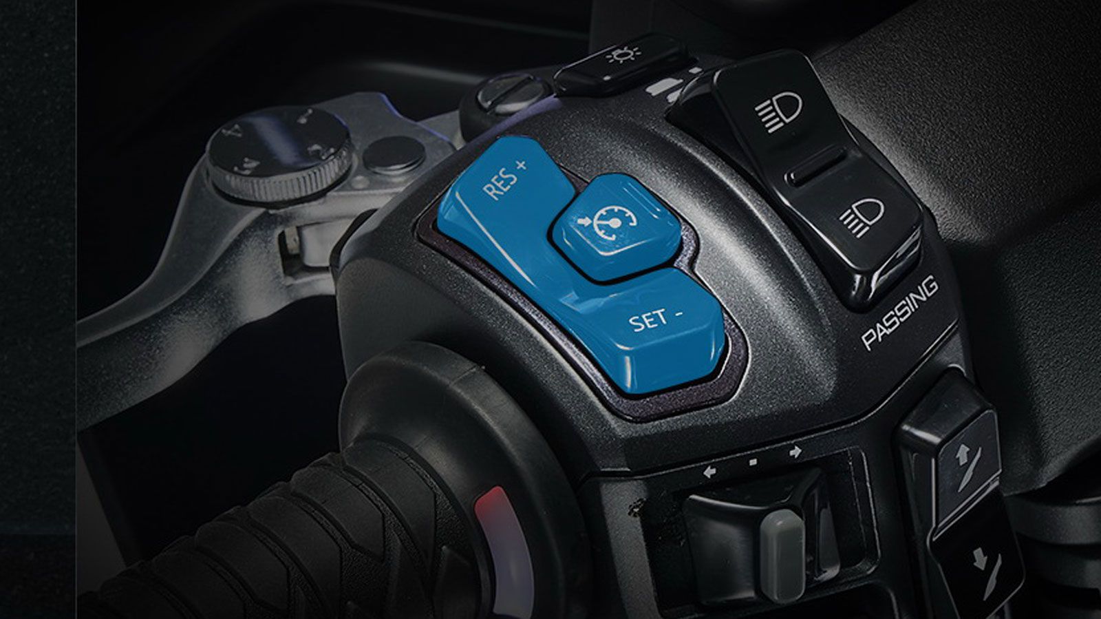 Το γκάζι είναι ηλεκτρονικά ελεγχόμενο μέσω ETS, ενώ η ενεργοποίηση του scooter γίνεται από μπουτόν τύπου «click and go».
