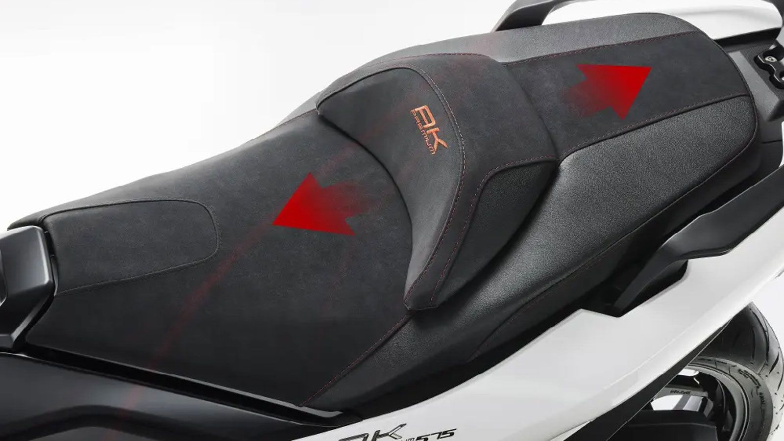 Στη σέλα του οδηγού έχει τοποθετηθεί πλάτη με διαμήκη ρύθμιση, για καλύτερη εργονομία ανεξαρτήτως σωματότυπου.