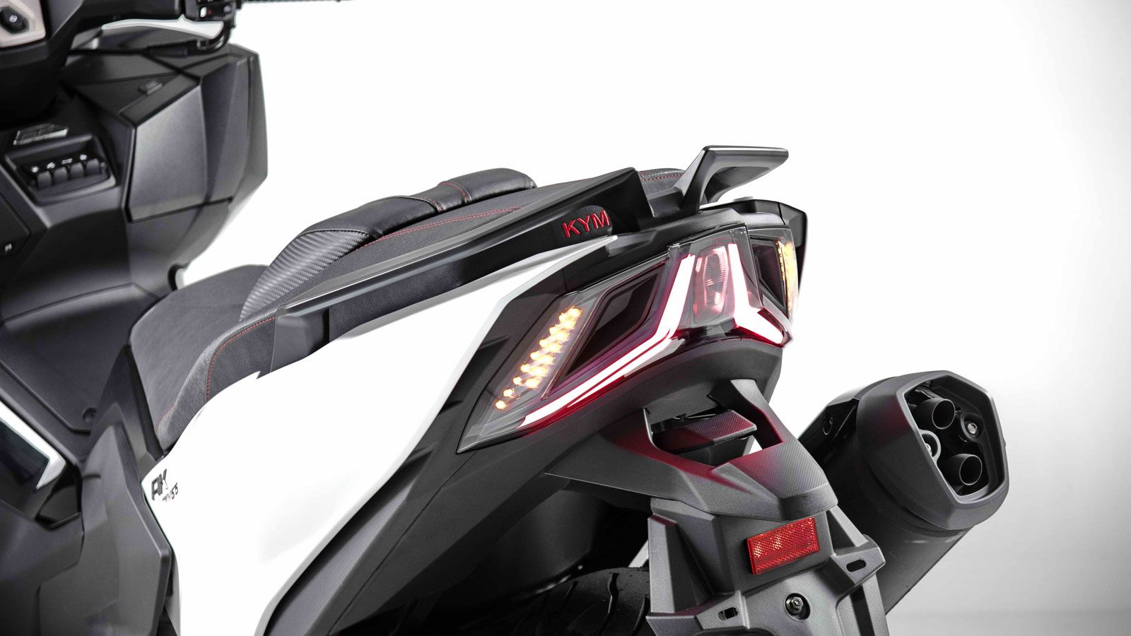 Στο βασικό εξοπλισμό περιλαμβάνονται όλα τα σύγχρονα ηλεκτρονικά βοηθήματα: IMU (αδρανειακή μονάδα μέτρησης), Cornering ABS της Bosch, traction contro