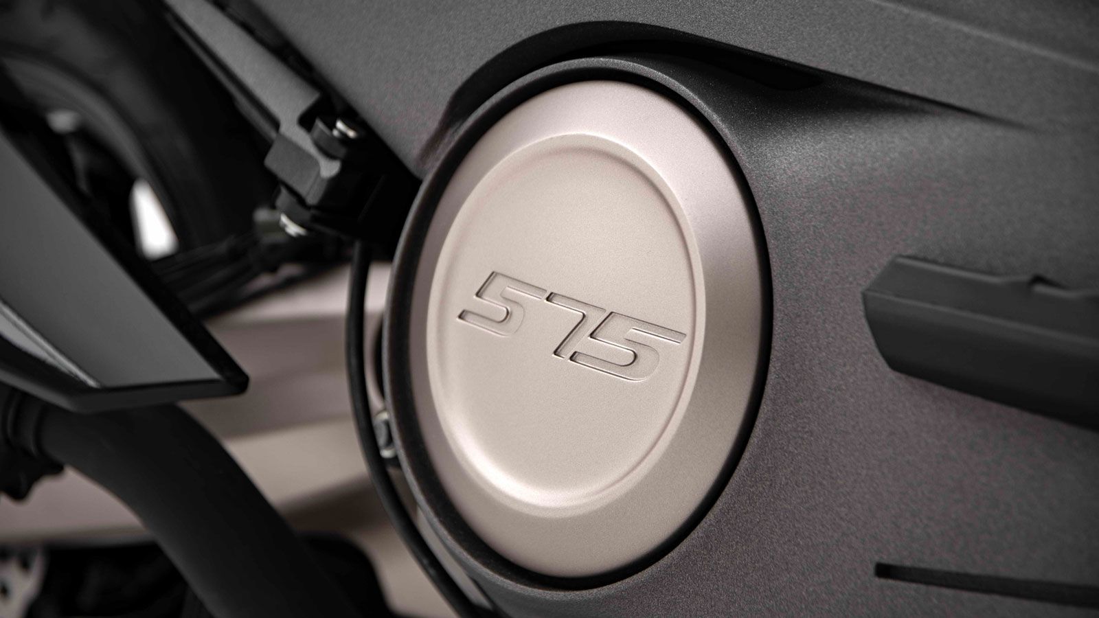  Ο κινητήρας πληροί τις Euro 5+ προδιαγραφές και υποστηρίζεται από ηλεκτρονικό γκάζι Ride by Wire, προσφέροντας τρία οδηγικά προγράμματα: Sport με ενε