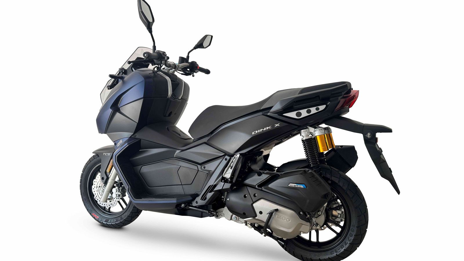 Οι έντονες γραμμές του αμαξώματος, η επιθετική όψη και η ψηλή θέση οδήγησης συνθέτουν μια εικόνα που παραπέμπει ξεκάθαρα σε μοντέλα διπλής χρήσης. 