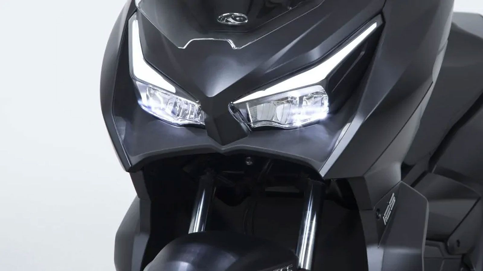 Το νέο Kymco Dink X 125 φέρνει τη φιλοσοφία της adventure μοτοσυκλέτας στη μικρή κατηγορία των scooters, δίνοντας έναν εντελώς νέο χαρακτήρα στις καθη