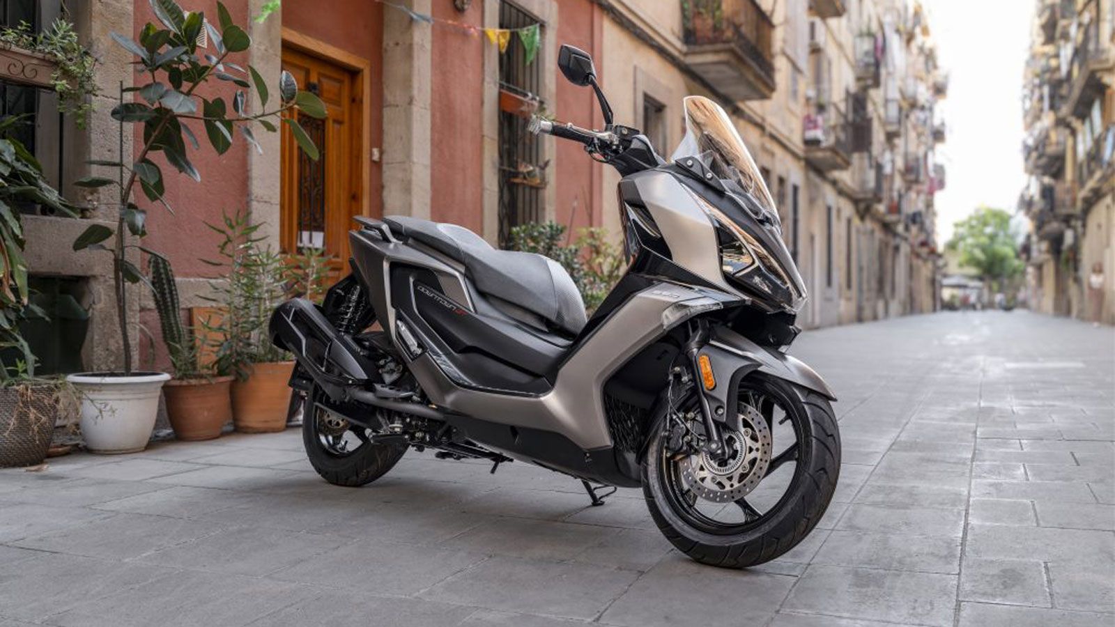 Διατίθεται σε τρία χρώματα: Golden Grey, Petrol Blue, Abyss Black Matt και η τιμή του διαμορφώνεται στα 5.595 ευρώ.