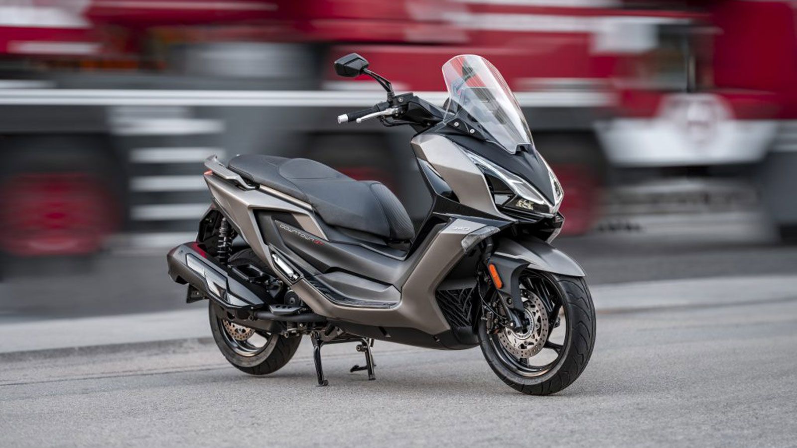 To Kymco Downtown GT 350 διαθέτει σύστημα προειδοποίησης απότομου φρεναρίσματος ESS, το οποίο ουσιαστικά ενεργοποιεί αυτόματα τα alarm σε συνθήκη ξαφν