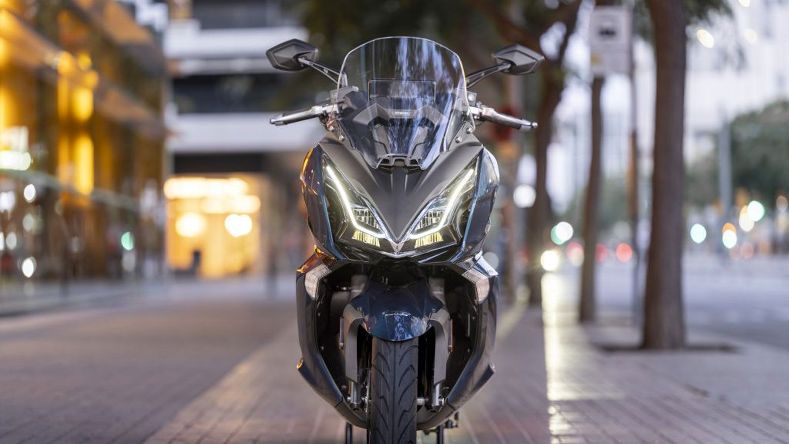 Στον βασικό εξοπλισμό του Kymco Downtown GT 350 περιλαμβάνεται full LED φωτισμός σε συνδυασμό με τα φώτα ημέρας DRL.