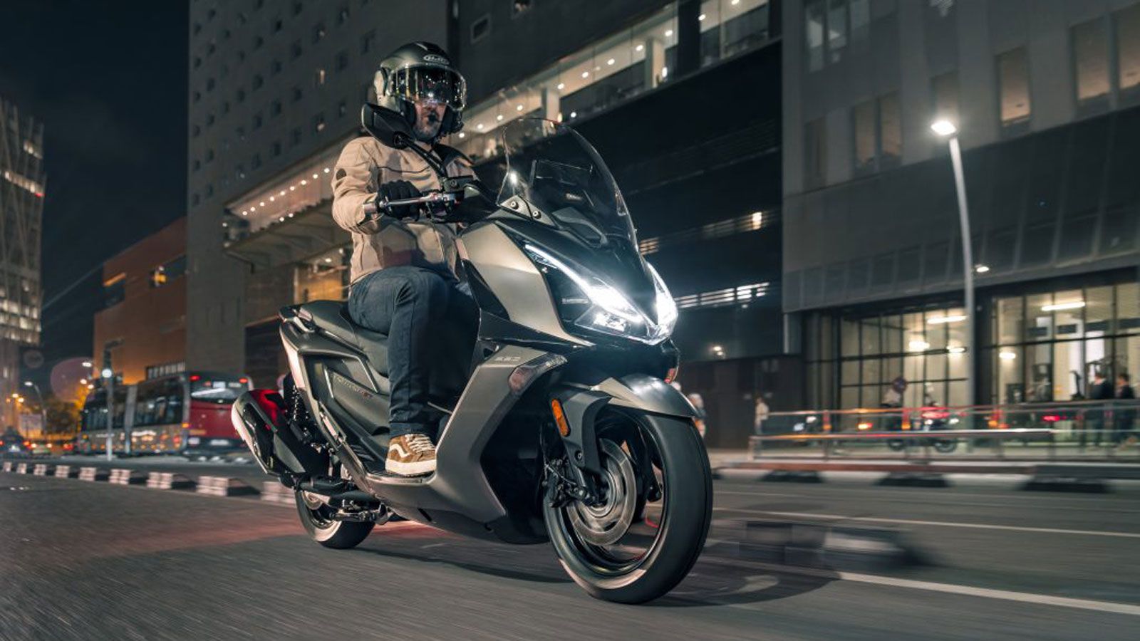 Κάτω από τη σέλα ο γενναιόδωρος αποθηκευτικός χώρος μπορεί να φιλοξενήσει δύο full face κράνη, ενώ στην ποδιά υπάρχουν δύο ντουλαπάκια, στα οποία θα β