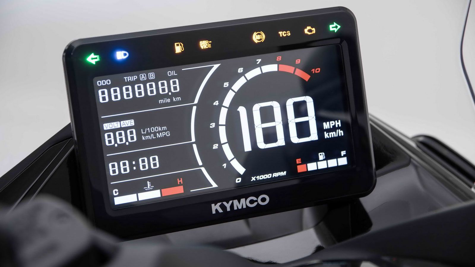 H LCD οθόνη 6 ιντσών που αναλαμβάνει την πληροφόρηση του αναβάτη με όλες τις απαιτούμενες και χρήσιμες ενδείξεις.