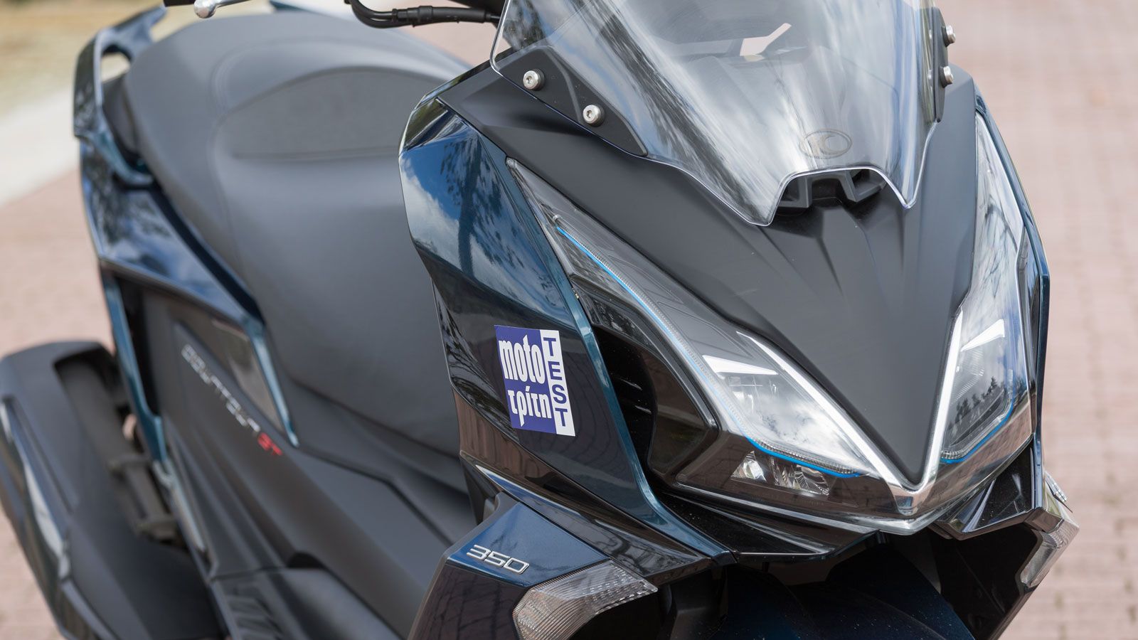 Σήμα κατατεθέν ο εμπρός προβολέας με τον επιθετικό V σχηματισμό, τα κομψά  φώτα ημέρας και την διχρωμία του μούτρου -μαύρο επάνω από τους προβολείς κα