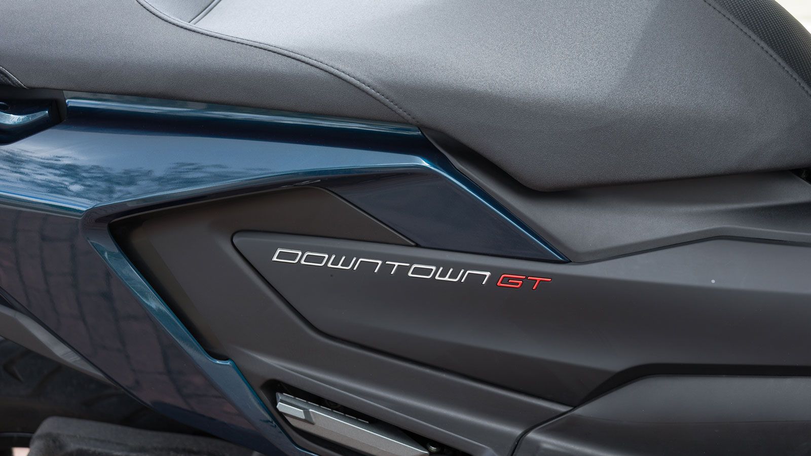 Το υψηλό επίπεδο κατασκευής επιβεβαιώνεται από την άψογη συναρμογή των υλικών και την  ποιοτική βαφή των πλαστικών μερών, ενώ το φινίρισμα όλων των επ