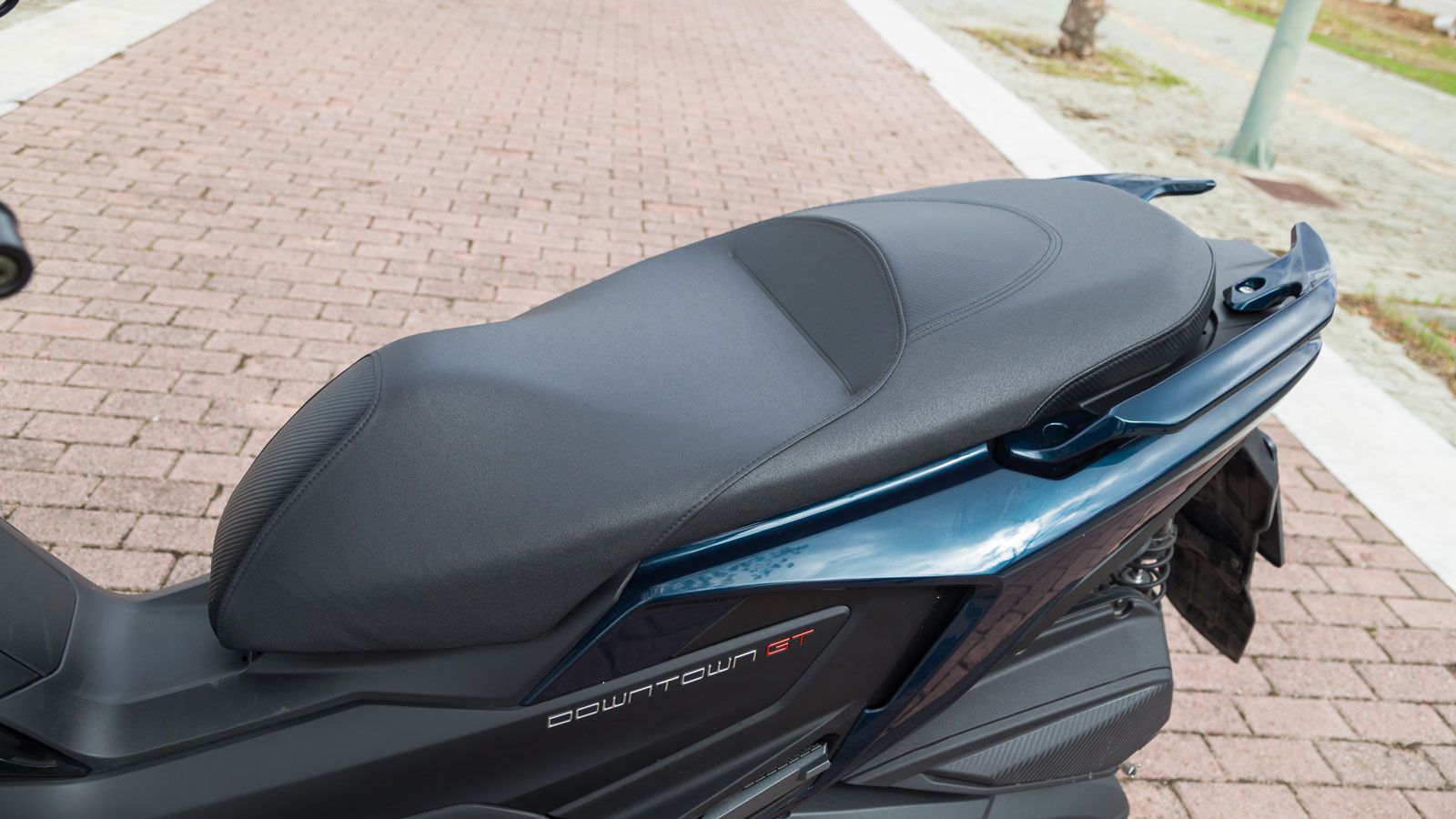 Παράλληλα τα γόνατα δεν βρίσκουν στο τιμόνι όταν στρίβεις, κάτι που εν πολλοίς οφείλεται και στη νέα σέλα δύο επιπέδων -διαθέτει αντιολισθητικό κάλυμμ