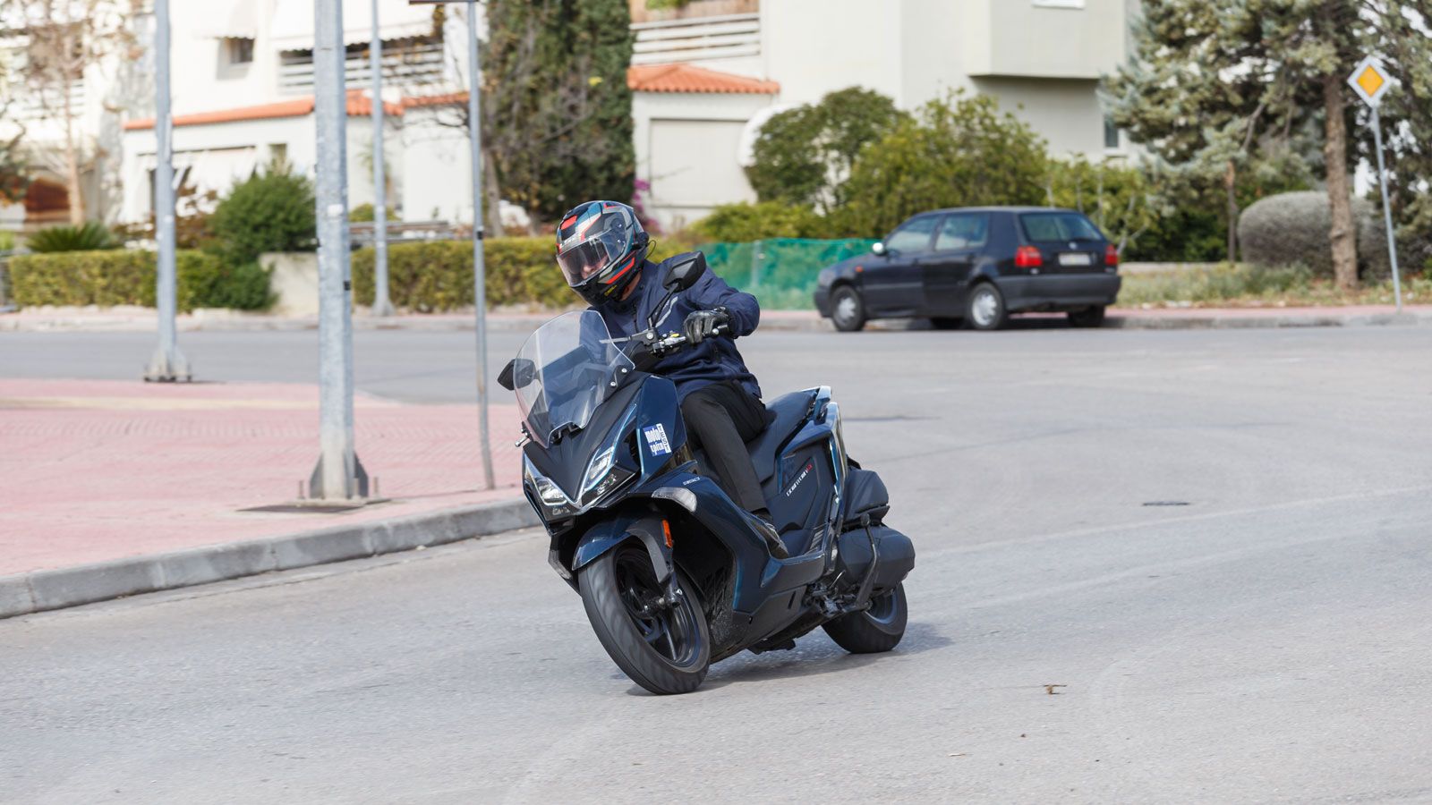 Ο κινητήρας λειτουργεί αθόρυβα στο ρελαντί ενώ απουσιάζουν οι κραδασμοί  ακόμα και στο άνω άκρο περιστροφής. 