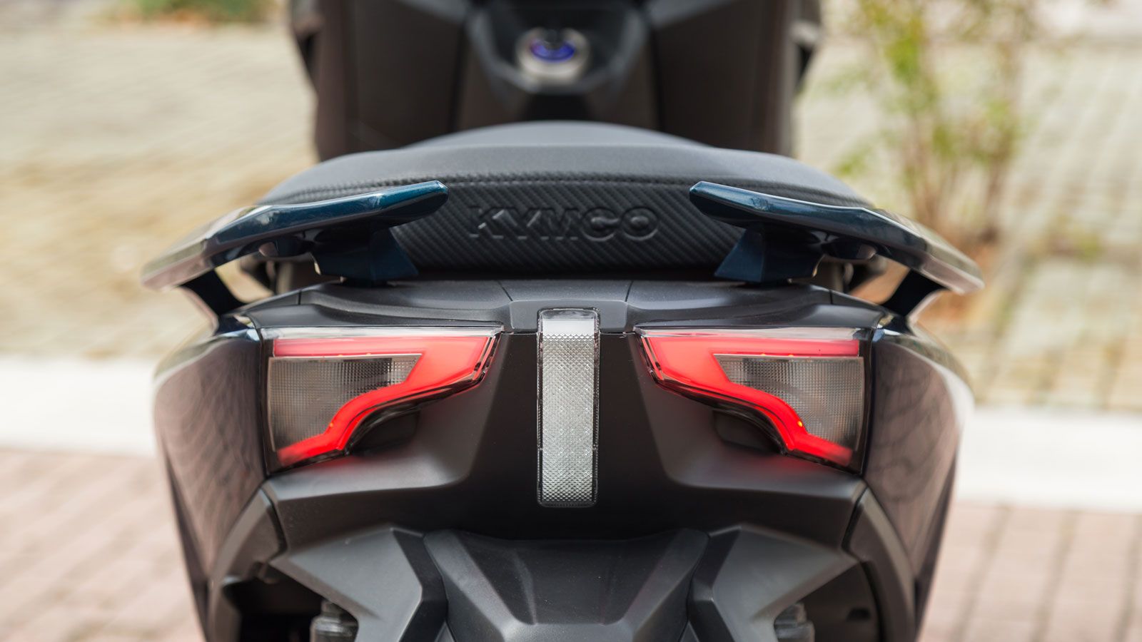 Φυσικά  ο φωτισμός είναι τεχνολογίας LED από άκρη σε άκρη με φώτα ημέρας DRL εμπρός και κάθετα τοποθετημένο πίσω φωτιστικό σώμα.