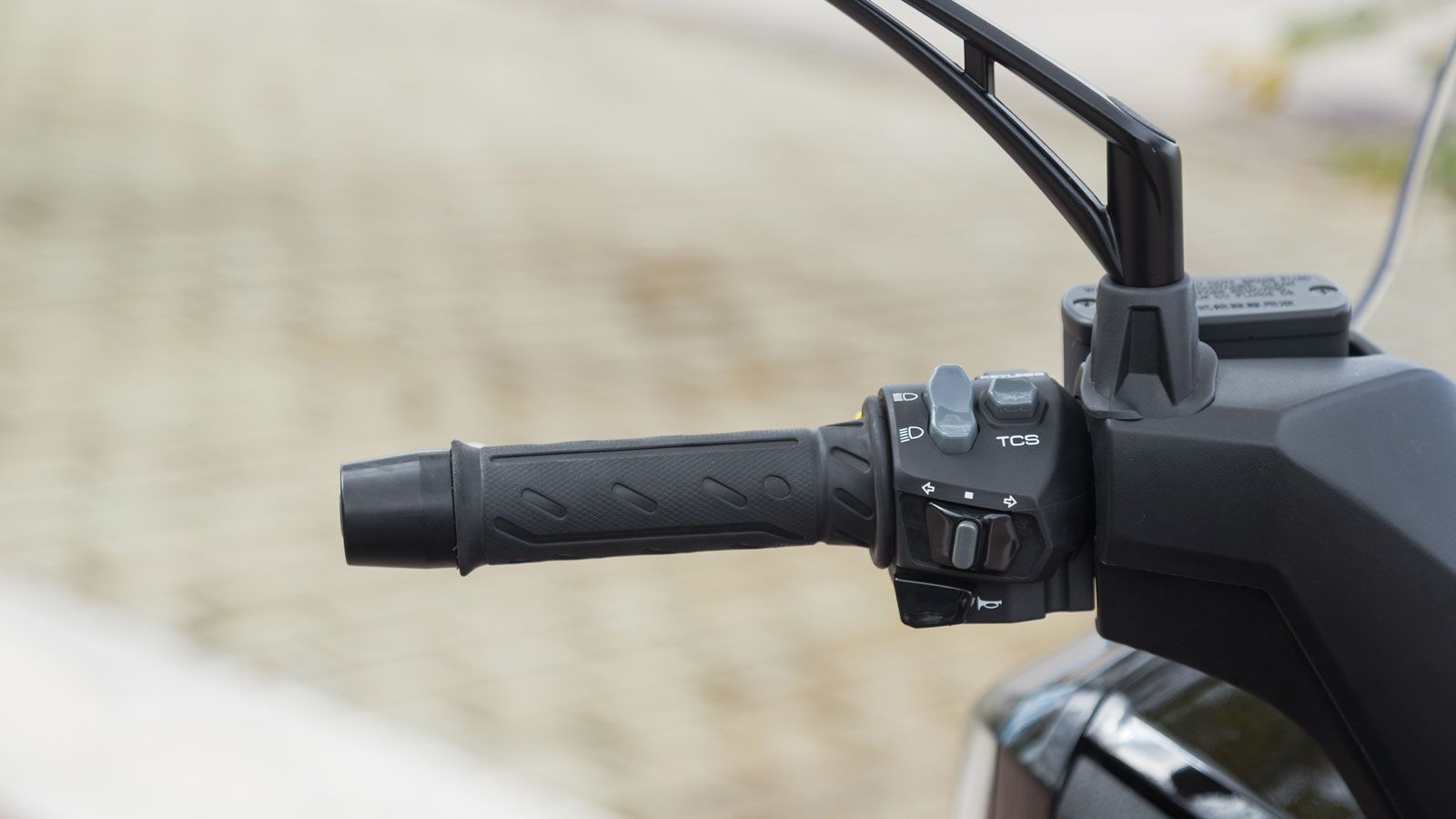 Η εργονομική διάταξη των διακοπτών θυμίζει έντονα το ΑΚ με μεγάλο ατού το ξεχωριστό κουμπί για την απενεργοποίηση του traction control. 