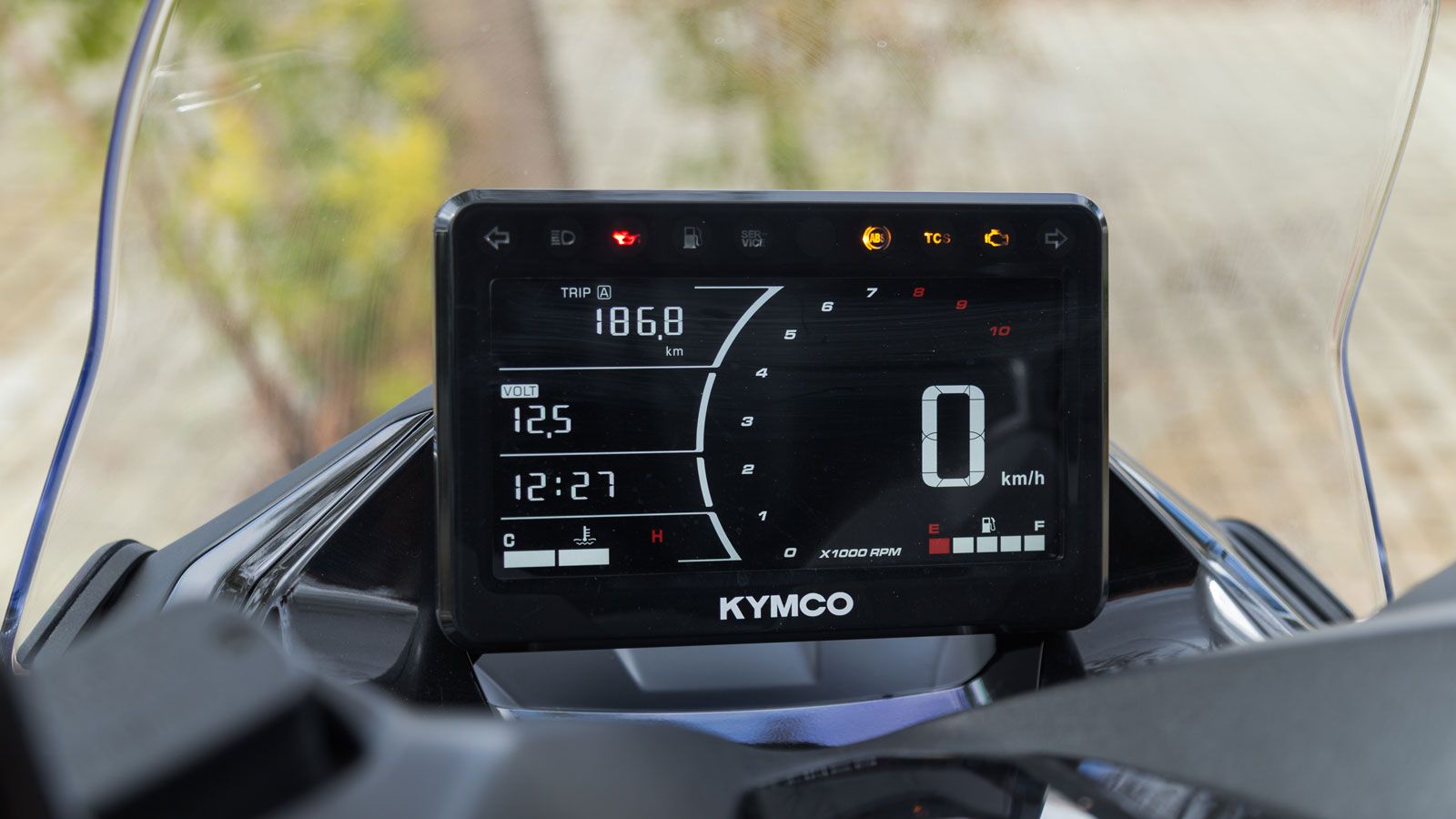 Η κάθετη τοποθέτηση της 6άρας έγχρωμης LCD οθόνης προσφέρει εύκολή ανάγνωση και υψηλή ευκρίνεια ανεξαρτήτων συνθηκών αλλά δυστυχώς δεν διαθέτει δυνατό