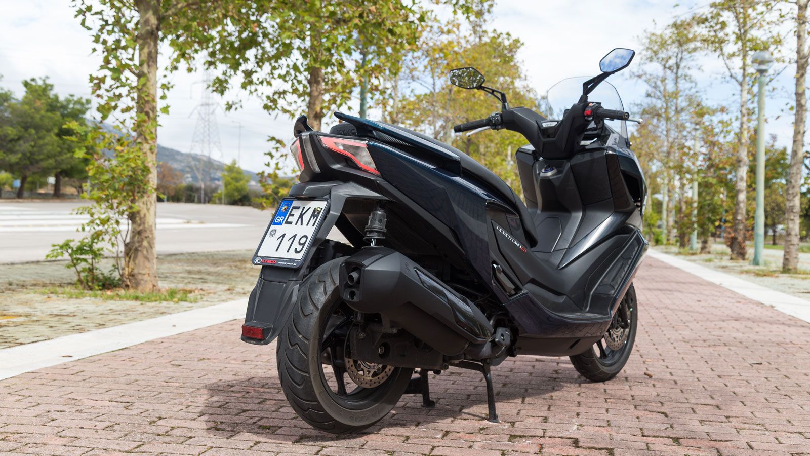 Το πλαίσιο είναι σωληνωτό και κατασκευασμένο από ατσάλι ώστε να παρέχει την απαιτούμενη ακαμψία, ενώ το κεντρικά τοποθετημένο ρεζερβουάρ βελτιώνει την