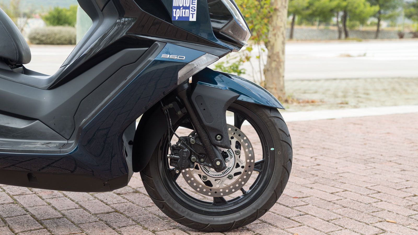 Αναφορικά με το σύστημα πέδησης, το  Downtown GT 350, φέρει δικάναλο σύστημα ABS της Bosch, εξασφαλίζοντας σταθερότητα και ασφάλεια κατά το φρενάρισμα