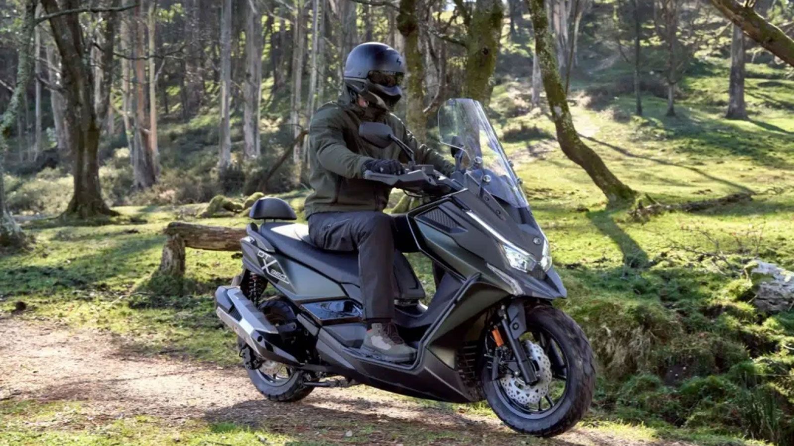 Το Kymco DTX 360 επιστρέφει για το 2025 χωρίς να αλλάζει τον γνώριμο crossover χαρακτήρα του, αλλά με στοχευμένες βελτιώσεις εκεί που μετράει: στην ερ