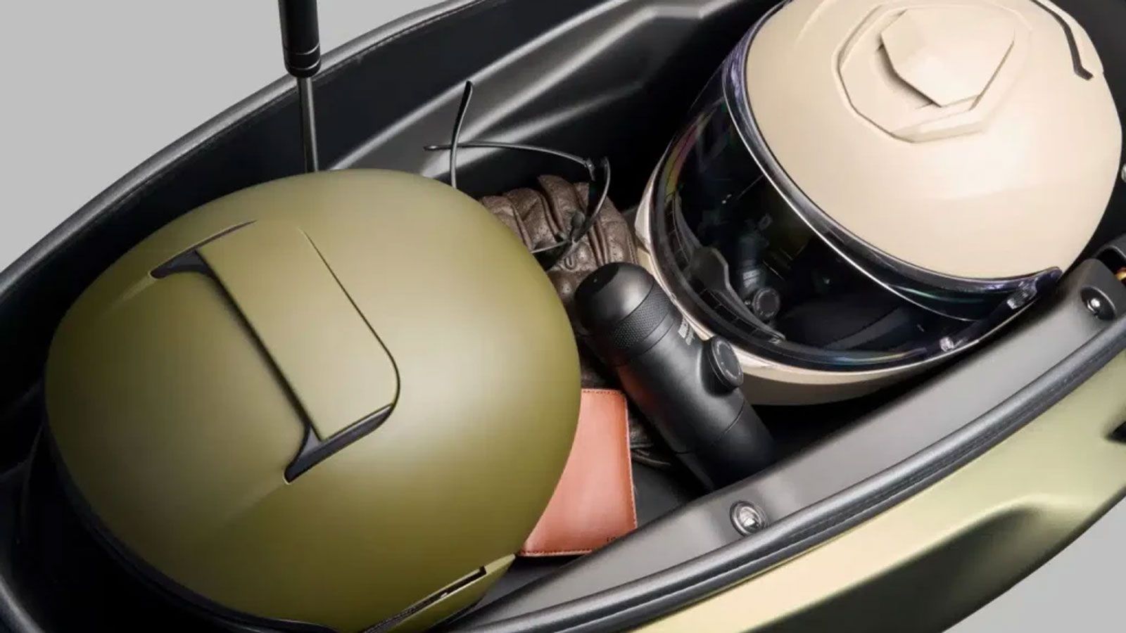 Xώρος για δύο full-face κράνη κάτω από τη σέλα