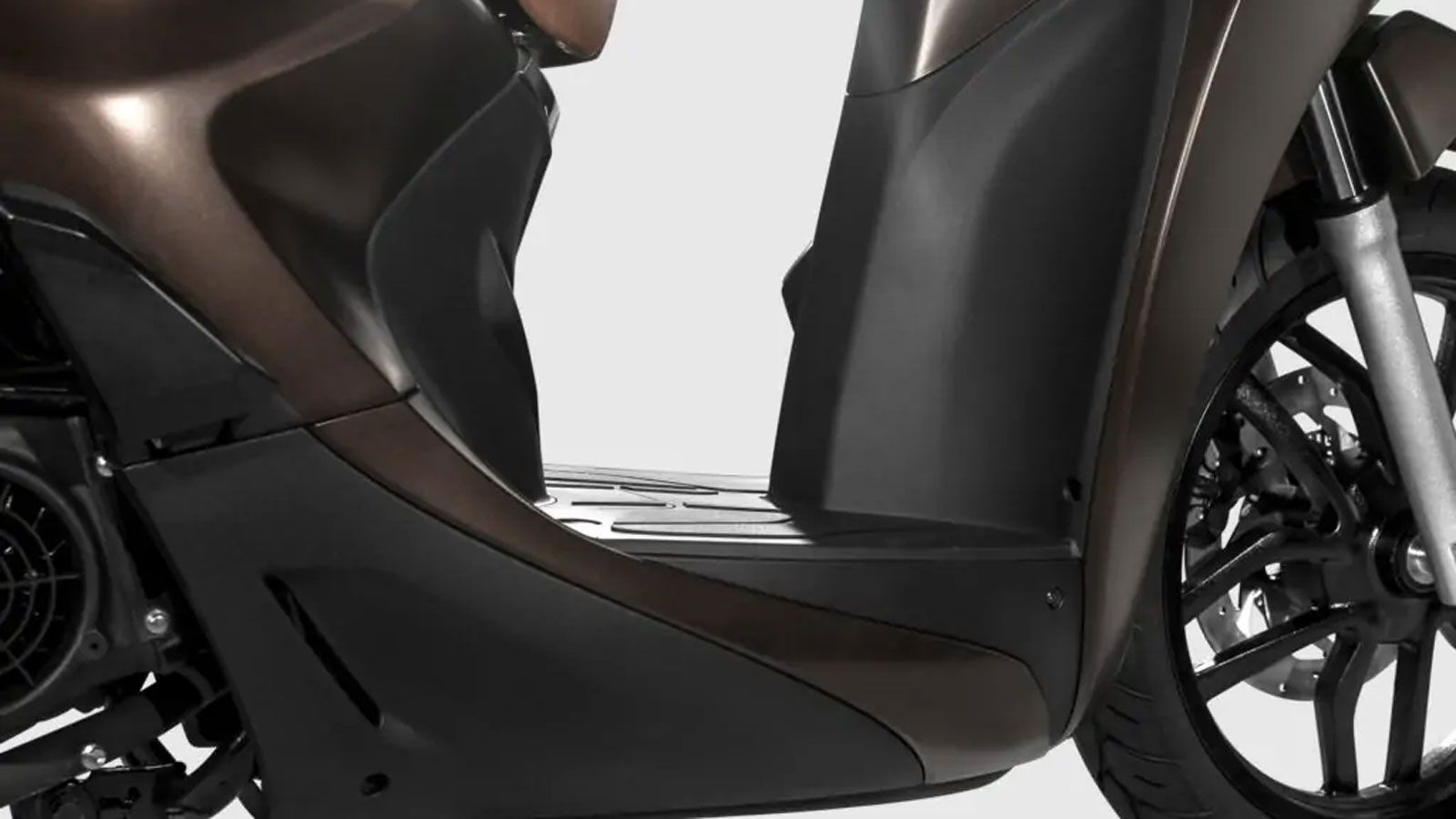  Το επίπεδο πάτωμα επιτρέπει τη μεταφορά μεγαλύτερων αντικειμένων, ενώ οι τροχοί 16 και 14 ιντσών μπροστά και πίσω αντίστοιχα βοηθούν στην απορρόφηση 