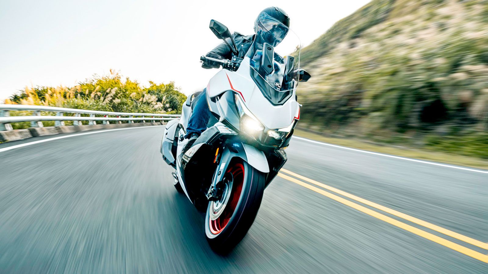 Στον τομέα της ασφάλειας, το scooter διαθέτει τρία κυματιστά δισκόφρενα τύπου μαργαρίτα, με τετραπίστονες ακτινικές δαγκάνες μπροστά, ενώ το εξελιγμέν