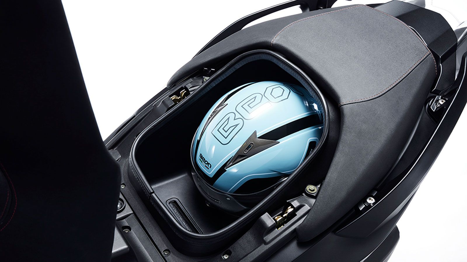 Στον τομέα της πρακτικότητας, το scooter διαθέτει φωτιζόμενο αποθηκευτικό χώρο κάτω από τη σέλα, ικανό να χωρέσει full face κράνος και μικροπράγματα, 