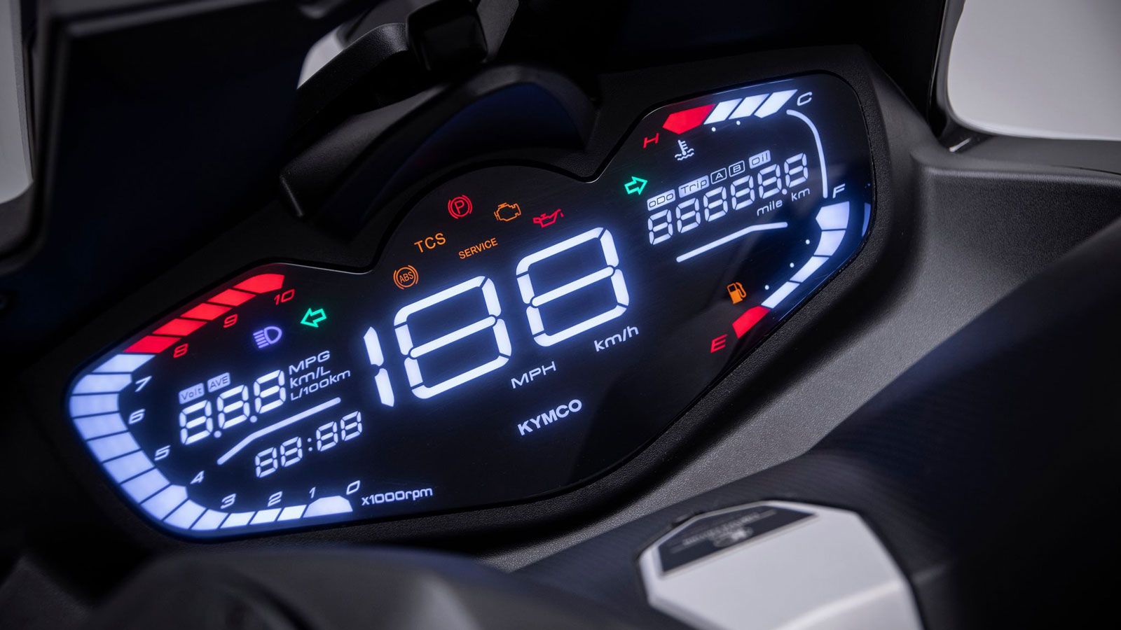 Στην εργονομία, ξεχωρίζει η έγχρωμη TFT οθόνη υψηλής ευκρίνειας με πλήρεις ενδείξεις, αλλά και το σύστημα keyless που καταργεί το παραδοσιακό κλειδί, 