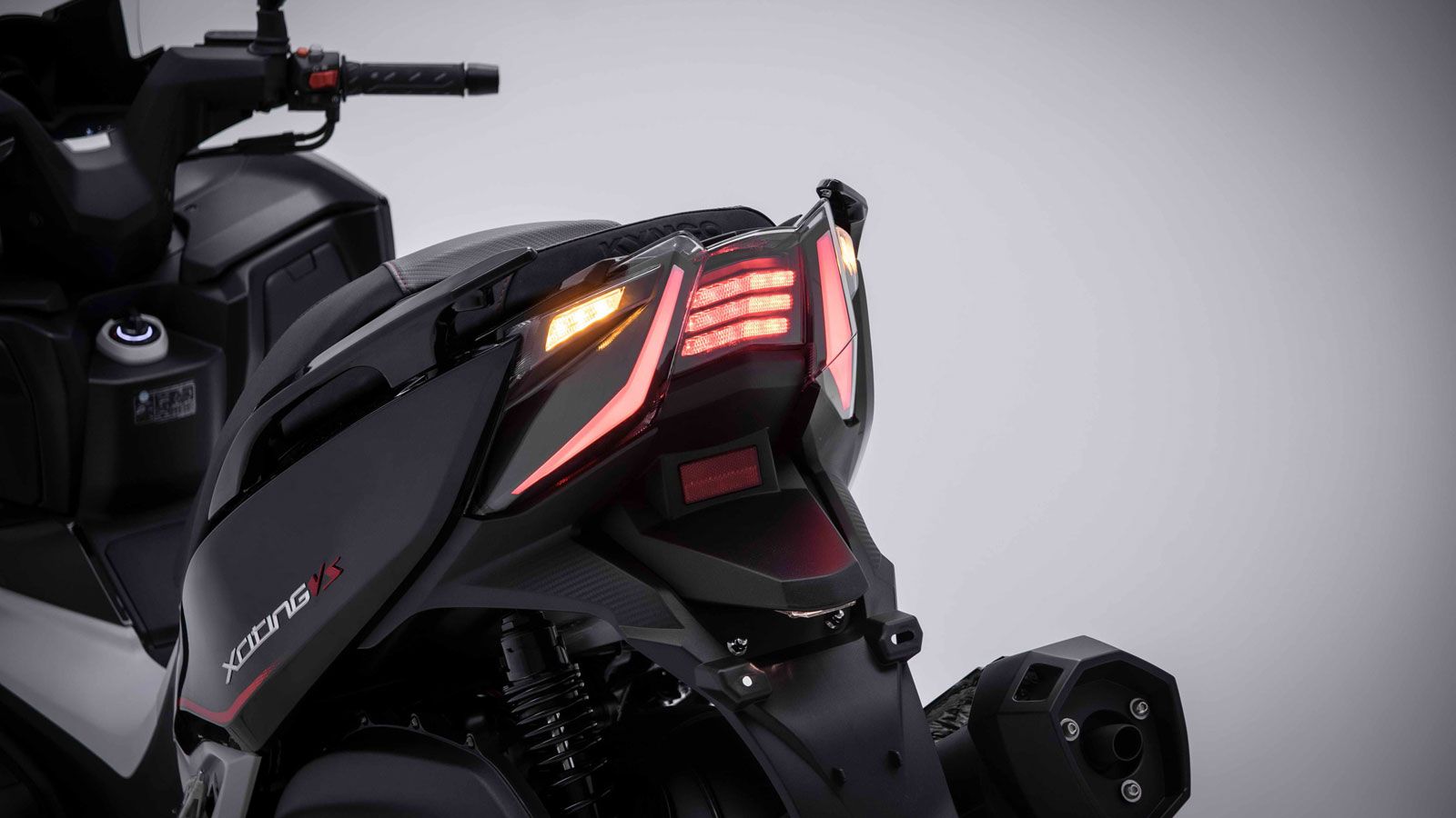  Ο συνεπιβάτης απολαμβάνει αναπαυτική θέση με ανακλινόμενα μαρσπιέ και χειρολαβές.