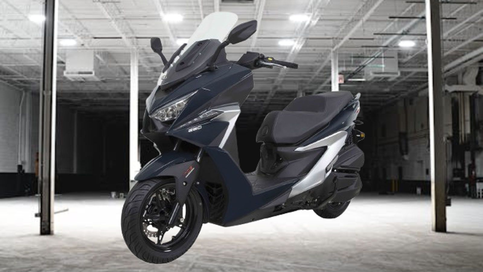 Τα ασημί διακοσμητικά σε σχήμα μπούμερανγκ τονίζουν τον σπορ χαρακτήρα, ενώ η μεγάλη ζελατίνα βελτιώνει αισθητά την αεροδυναμική προστασία στις υψηλές