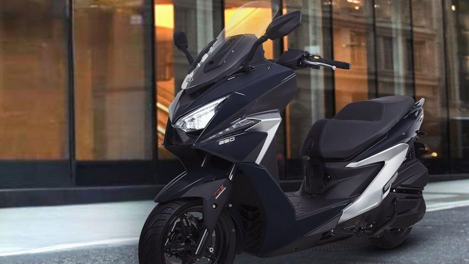 Σχεδιαστικά, το X-Town ST 250 διαφοροποιείται από το 300 με ανανεωμένο μπροστινό μέρος, όπου δεσπόζει ο νέος διπλός LED προβολέας με ενσωματωμένα DRL 