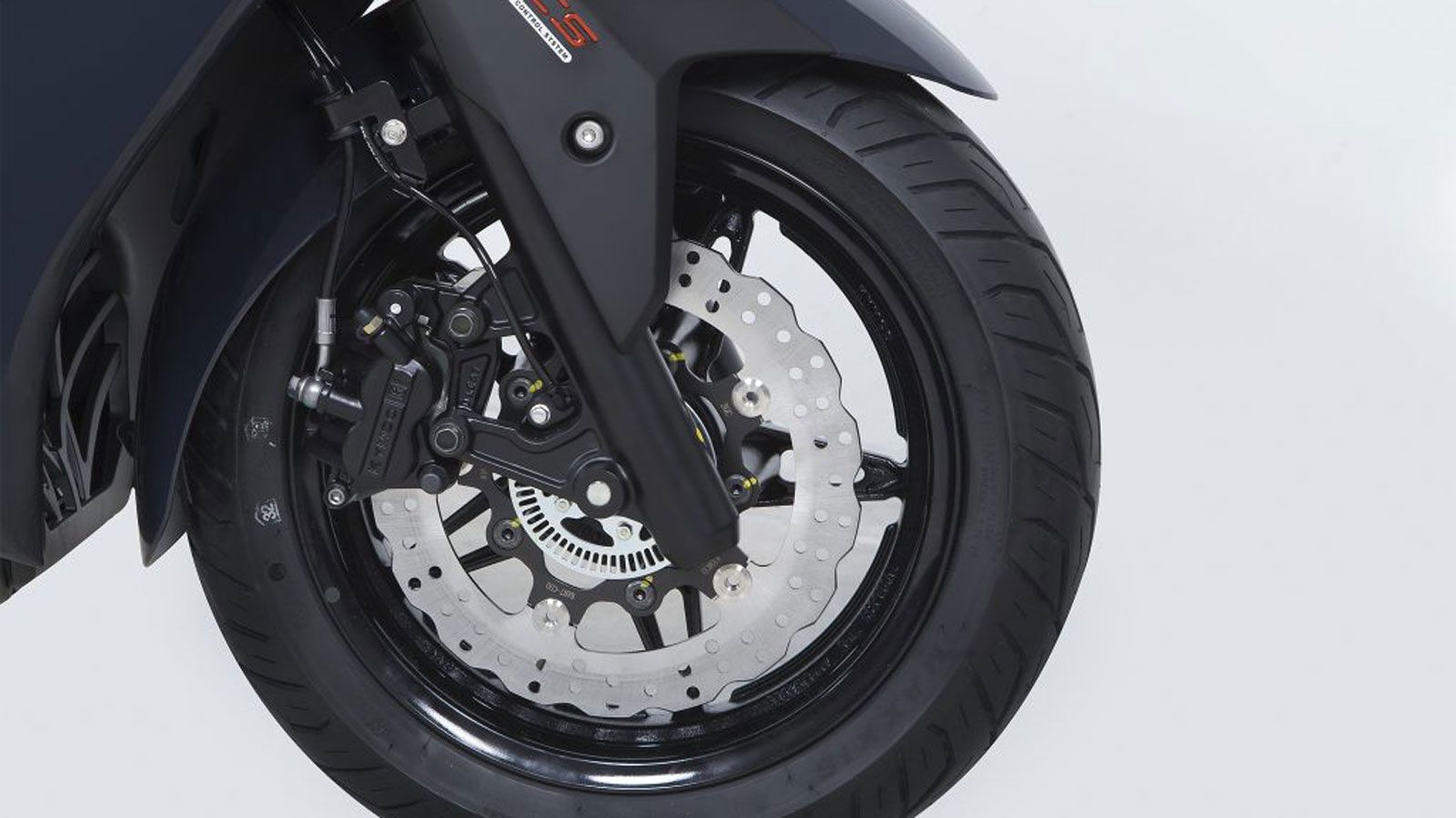  Στα φρένα συναντάμε δίσκους εμπρός-πίσω με δικάναλο ABS.