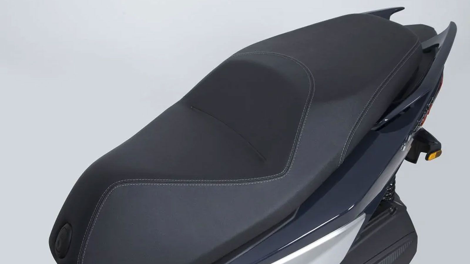  Οι χειρολαβές συνεπιβάτη και το ντουλαπάκι στην ποδιά ενισχύουν ακόμα περισσότερο την καθημερινή ευκολία.