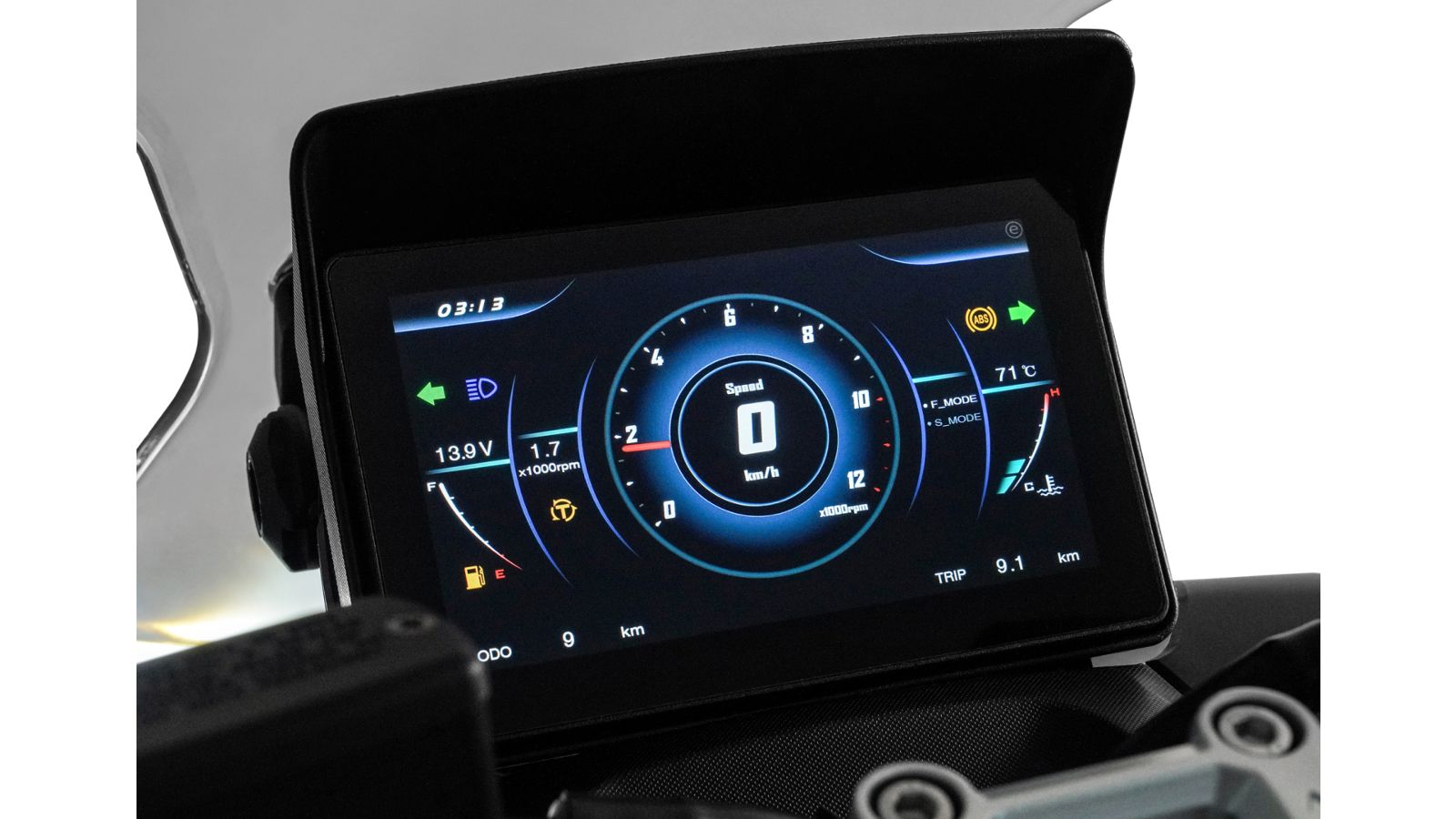 7 ιντσών TFT οθόνη που φροντίζει να ενημερώνει τον αναβάτη με όλες τις απαραίτητες πληροφορίες, όπως η στάθμη του καυσίμου, η θερμοκρασία του κινητήρα