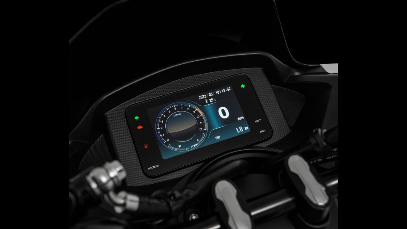 Η πληροφόρηση του αναβάτη γίνεται μέσω της έγχρωμης TFT οθόνης 5 ιντσών