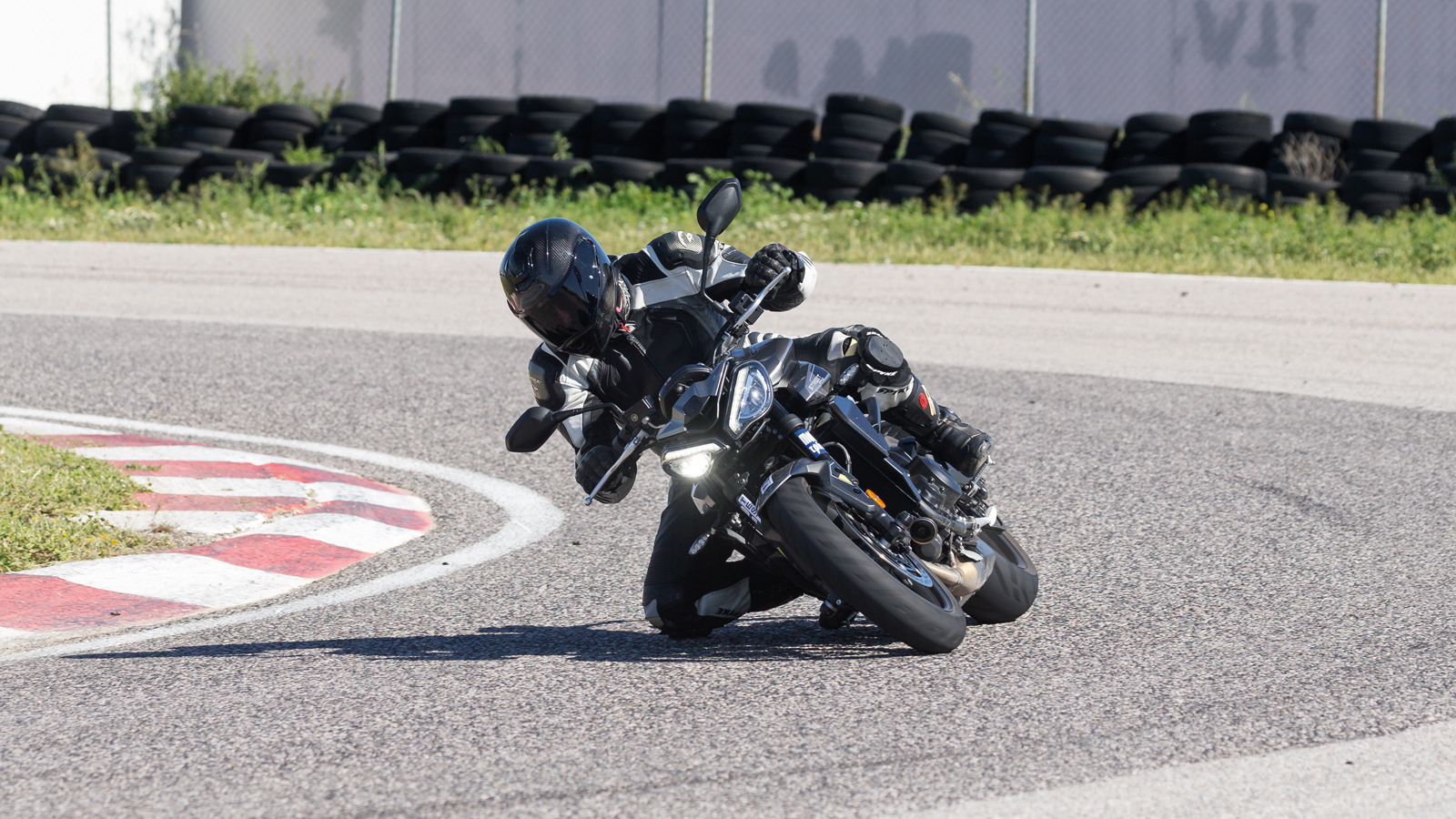 Το πίσω μέρος ακολουθεί πιστά στο ίδιο μοτίβο και η Street Triple παραμένει απόλυτα σταθερή όσα χιλιόμετρα και αν κουβαλάει στην στροφή, ακόμα και με 