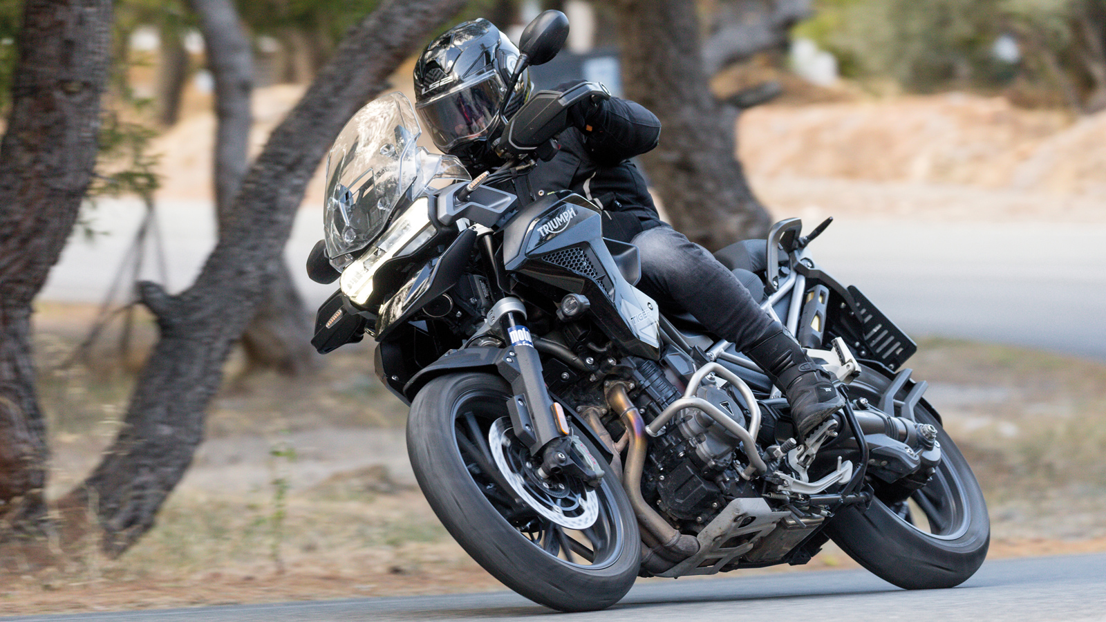 Στο κατεξοχήν πεδίο δράσης της τον ανοιχτό δρόμο, η Tiger 1200 μετατρέπεται σε δρομέα μεγάλων αποστάσεων που καταπίνει αμάσητα τα χιλιόμετρα.