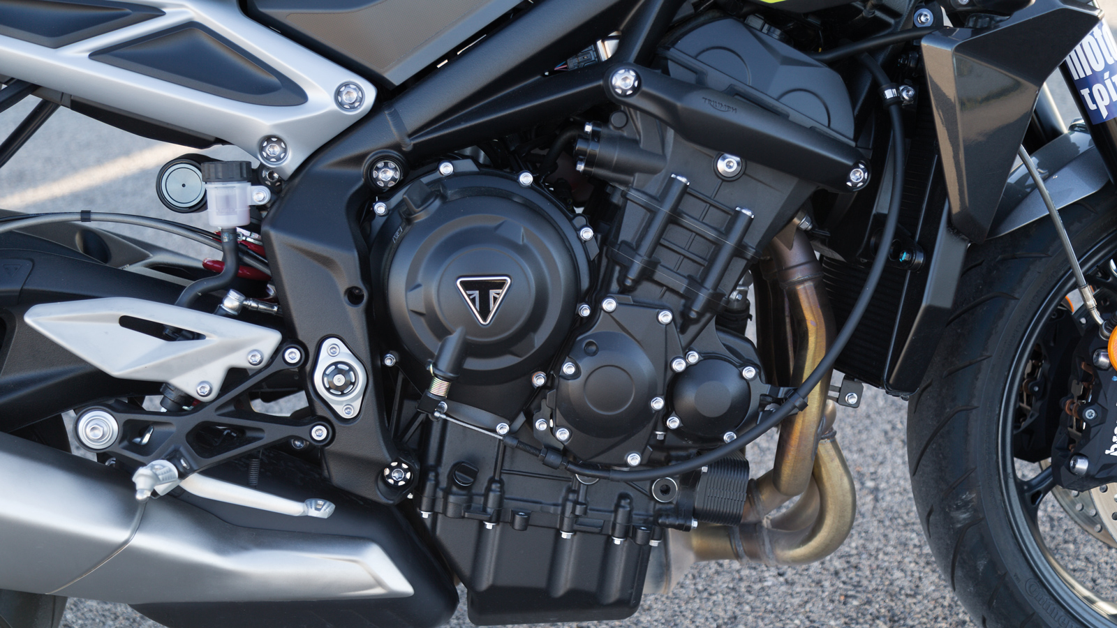 Tρικύλινδρο μοτέρ 765 κ.εκ. που αποδίδει 120 ίππους και ροπή 8,15 kg-m.