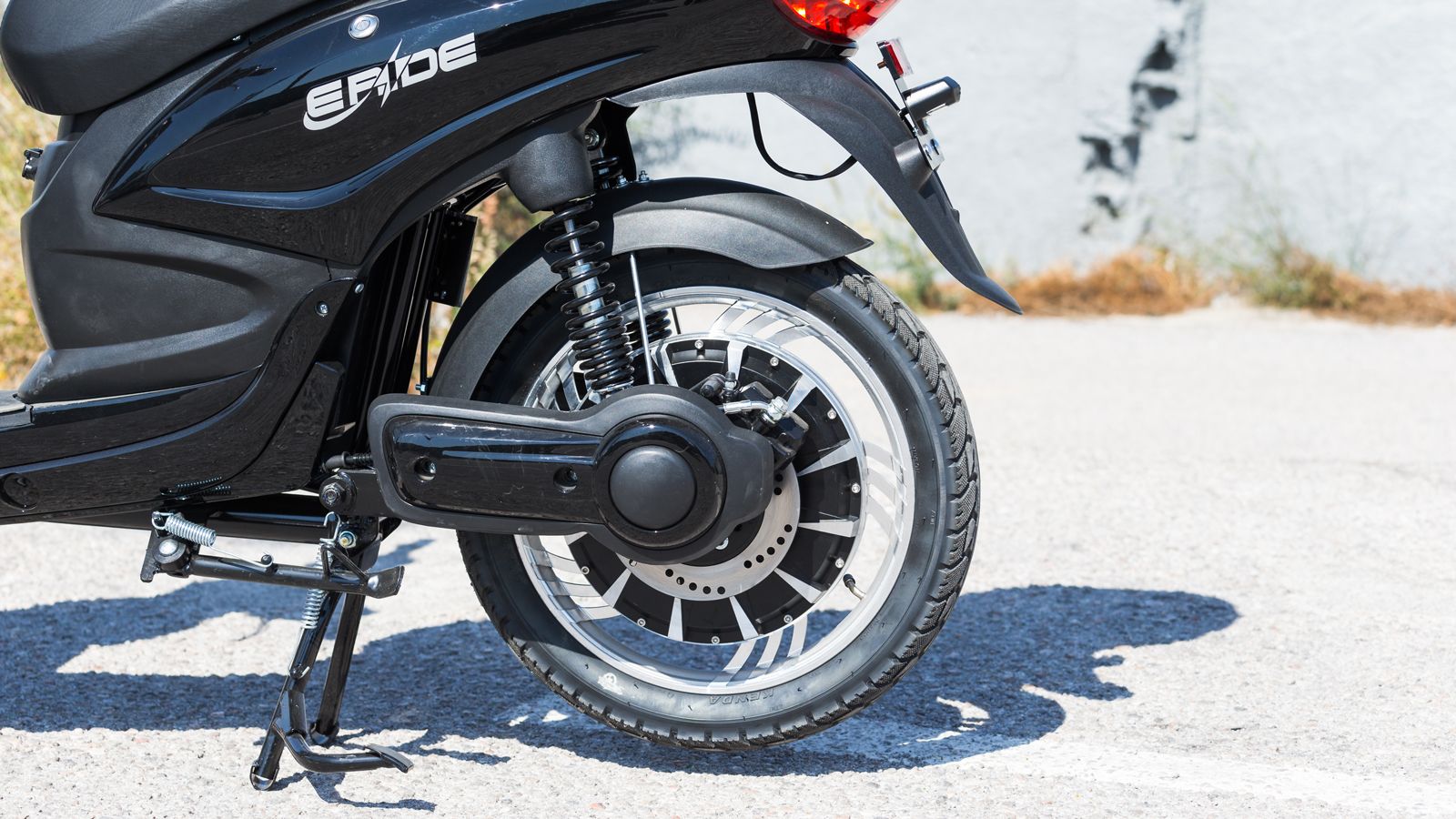 Κάτω από τα Liberty-B και Liberty-C βρίσκεται ένας ηλεκτροκινητήρας brushless ισχύος 1000W. Η τελική ταχύτητα περιορίζεται στα 25 χλμ/ώρα όπου μπορεί 