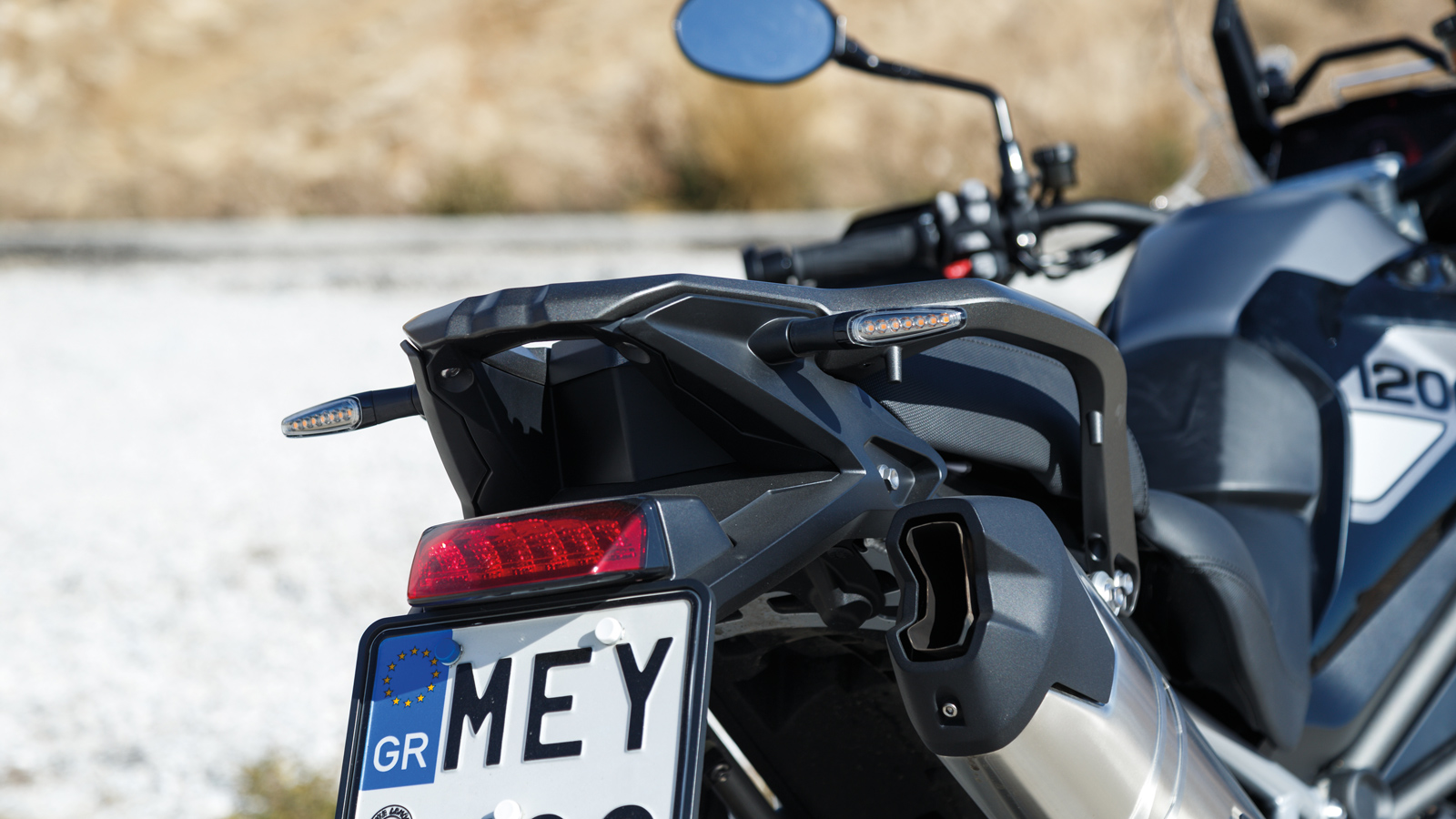 Η ουρά είναι αρκετά πιο μίνιμαλ με το φανάρι να βρίσκεται λίγο πιο χαμηλά, στη βάση της πινακίδας.