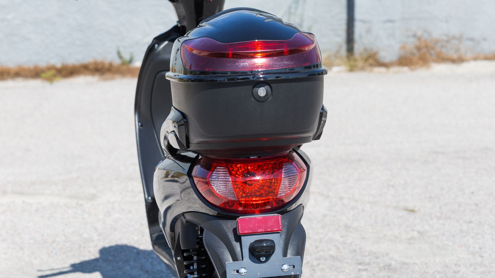 Και τα δύο scooter ενσωματώνουν αποθηκευτικές λύσεις όπως πίσω μπαγκαζιέρα, συναγερμό και LED φωτισμό, ώστε να ανταποκρίνονται στις απαιτήσεις ενός σύ