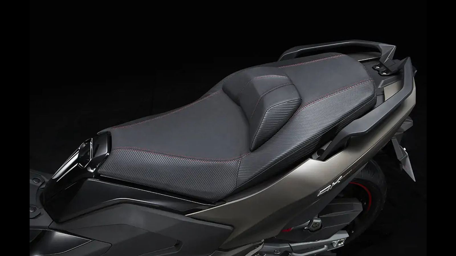 Κάτω από τη σέλα, υπάρχει επαρκής αποθηκευτικός χώρος για να φιλοξενήσει ένα full face κράνος