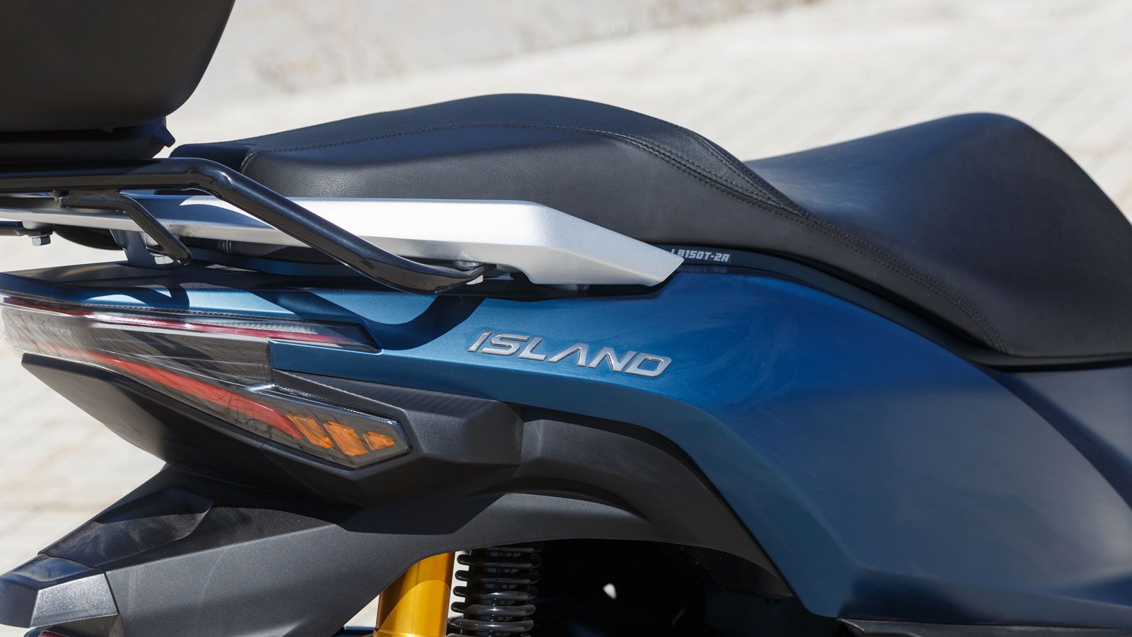 Το Island 200 υιοθετεί θέση οδήγησης τύπου GT, προσφέροντας άνετη στάση σώματος για καθημερινές μετακινήσεις. 