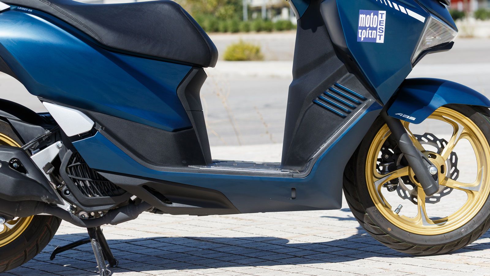 Το επίπεδο πάτωμα αυξάνει την πρακτικότητα, διευκολύνοντας τη μεταφορά αντικειμένων, ενώ τα μεταλλικά καλύμματα που διαθέτει ενισχύουν την αντοχή του.