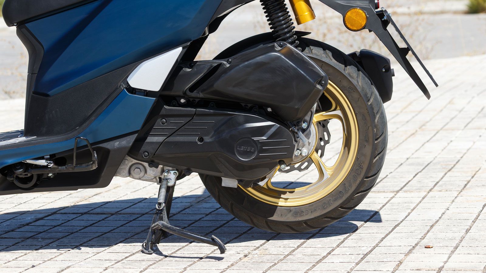 Το Island 200 κινείται από έναν μονοκύλινδρο, τετράχρονο κινητήρα 160 κ.εκ., υγρόψυκτο, με ηλεκτρονικό ψεκασμό Bosch. Αποδίδει 16 ίππους στις 7.000 σ.