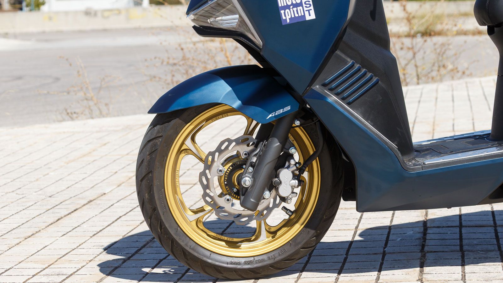 Στον τομέα της πέδησης, το Island 200 διαθέτει δίσκους εμπρός και πίσω, με φρένα Nissin που συνεργάζονται με δικάναλο ABS της Bosch.