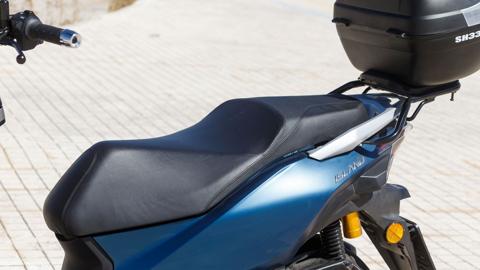 Η σέλα είναι άνετη και καλοσχεδιασμένη, ικανή να φιλοξενήσει τόσο τον οδηγό όσο και τον συνεπιβάτη με ικανοποιητική στήριξη , το ύψος της είναι στα 78