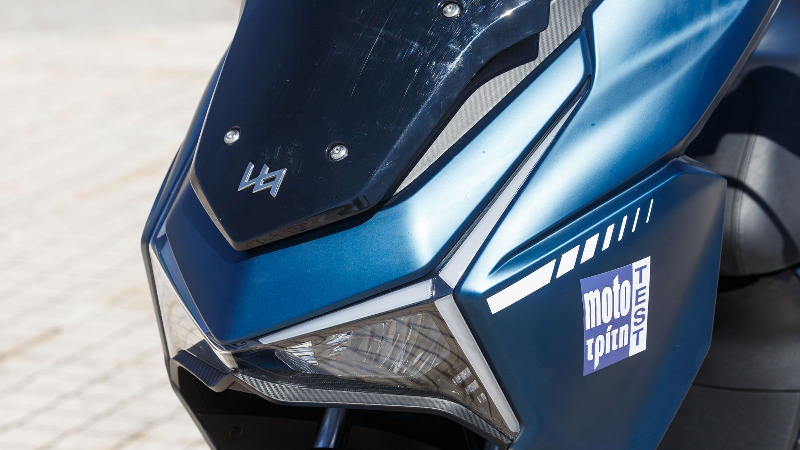 Οι αιχμηρές γραμμές και τα μοντέρνα φωτιστικά σώματα LED του δίνουν μια δυναμική παρουσία στον δρόμο, θυμίζοντας μοντέλα μεγαλύτερης κατηγορίας.