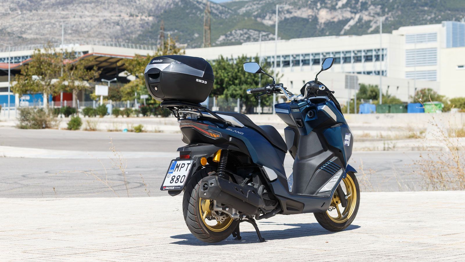 Με βάρος 137 κιλά και μεταξόνιο 1.315 χιλιοστά, το Island 200 συγκαταλέγεται στα ελαφρύτερα scooter της κατηγορίας, κάτι που διευκολύνει την καθημεριν